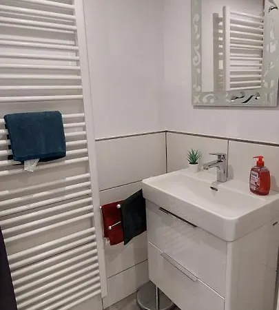 Apartment Tolle Untergeschoss-wohnung Fuer Bis Zu 5 Personen Mit Grossem Garten Und Terrasse