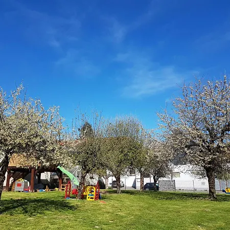 Tolle Untergeschoss-wohnung Fuer Bis Zu 5 Personen Mit Grossem Garten Und Terrasse