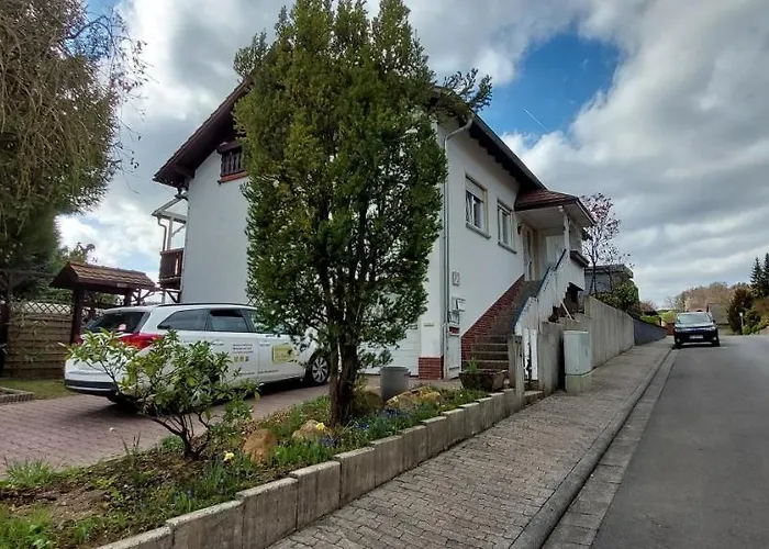 Tolle Untergeschoss-wohnung Fuer Bis Zu 5 Personen Mit Grossem Garten Und Terrasse
